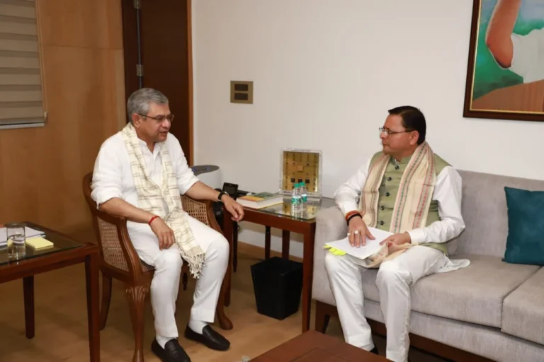 सीएम धामी ने केन्द्रीय रेल मंत्री अश्विनी वैष्णव से की भेंट, राज्य में रेल अवसंरचना के विकास पर की चर्चा