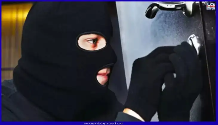 सीसीटीवी बंद कर शोरूम से तीन स्कूटी उड़ा ले गए चोर