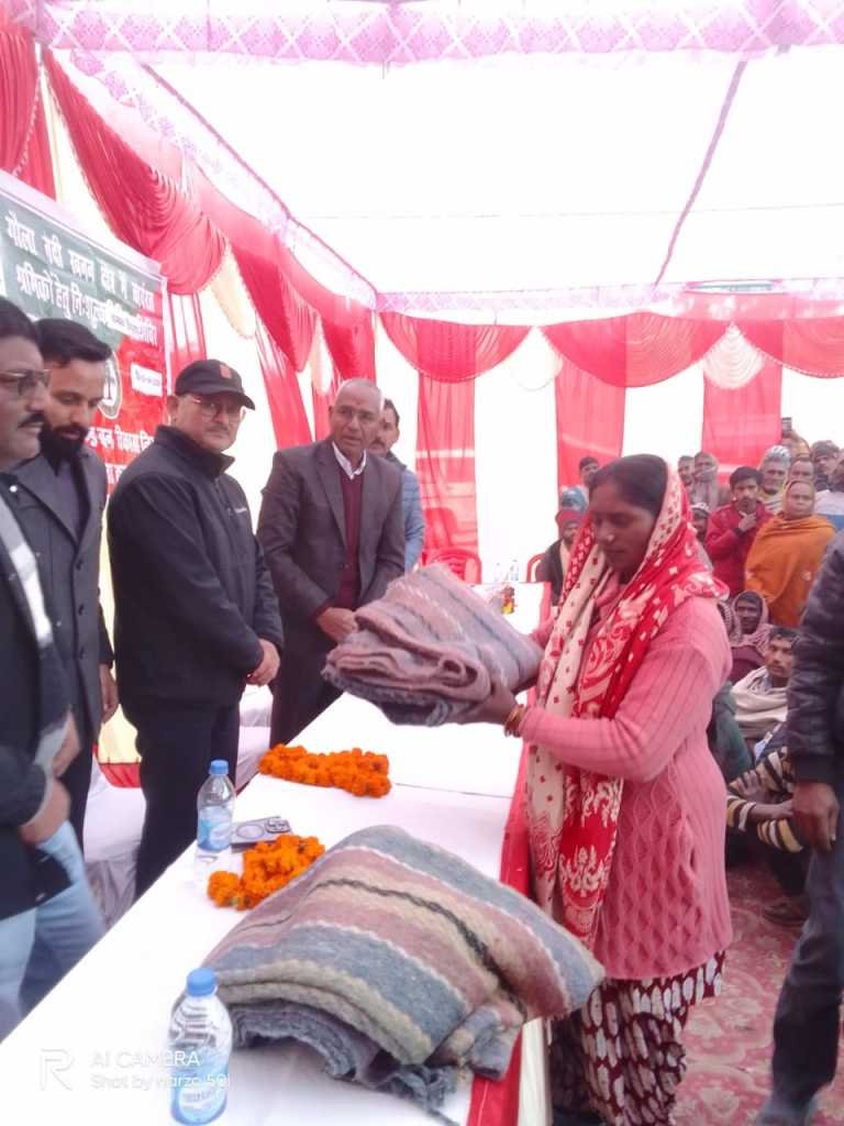 हल्द्वानी : गौला खनन से जुड़े 600 श्रमिकों को एसडीएम राहुल शाह ने बाटा कंबल