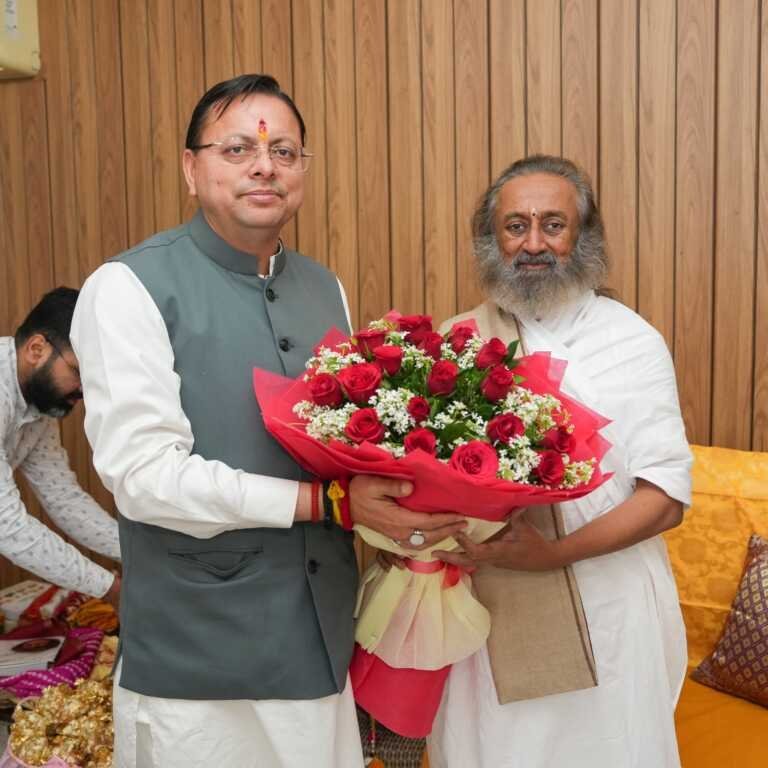 ऋषिकेश में सीएम धामी की श्री श्री रविशंकर से मुलाकात, आध्यात्मिक विकास पर हुई खास चर्चा
