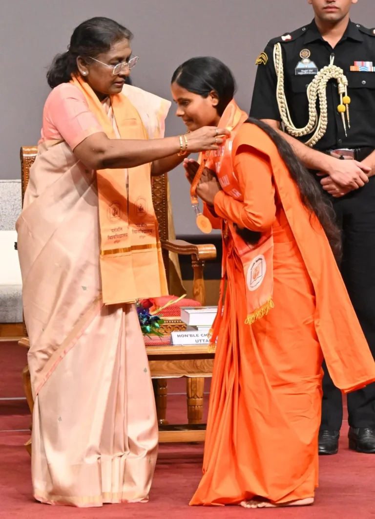 हरिद्वार : राष्ट्रपति मुर्मु ने किया पतंजलि विश्वविद्यालय हरिद्वार के द्वितीय दीक्षांत समारोह में स्वर्ण पदक प्राप्त विद्यार्थियों को सम्मानित