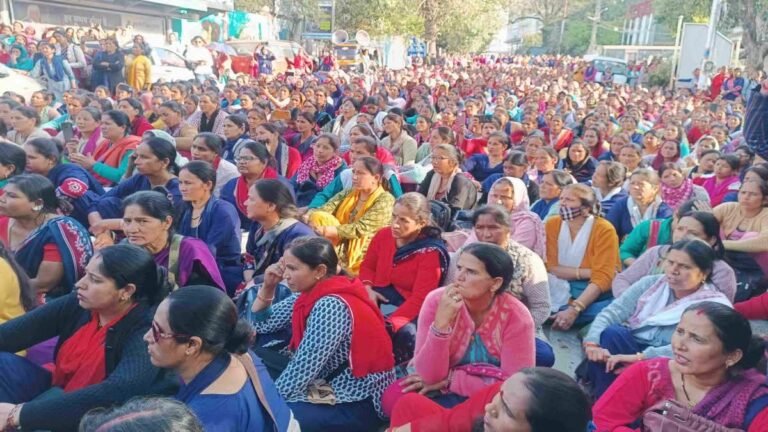 आंगनबाड़ी कार्यकर्ताओं का सचिवालय कूच:मानदेय बढ़ाने की मांग पर आंदोलन तेज, पूर्व सीएम हरीश रावत समर्थन देने पहुंचे