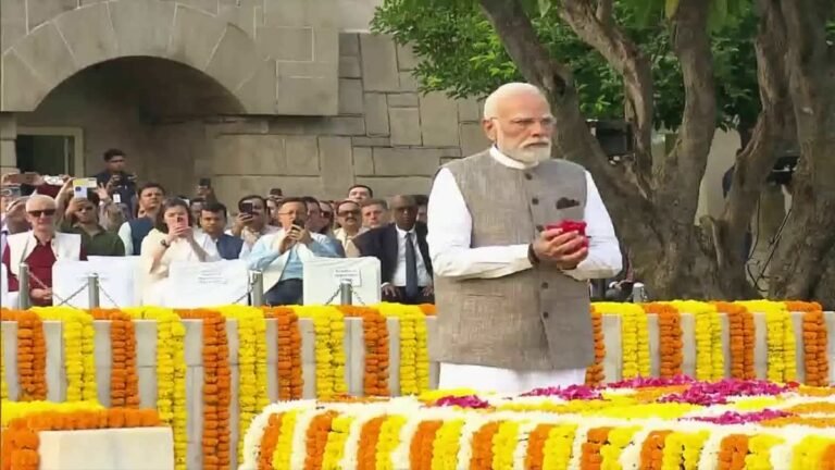 156वीं जयंती पर गणमान्यों ने महात्मा गांधी को दी श्रद्धांजलि, शास्त्रीजी को भी किया याद