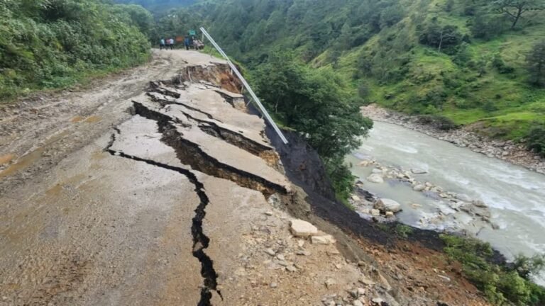 मॉनसून की विदाई के बाद भी नहीं सुधरे हालात, तीन महीने से बंद पड़ी 14 सड़कें, अलग-थलग पड़े 50 गांव