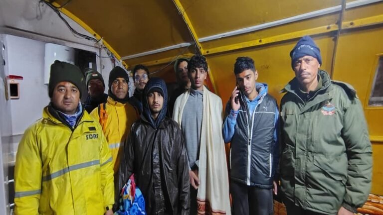बर्फबारी में चौराबाड़ी ग्लेशियर के पास फंसे पर्यटक, SDRF ने किया रेस्क्यू