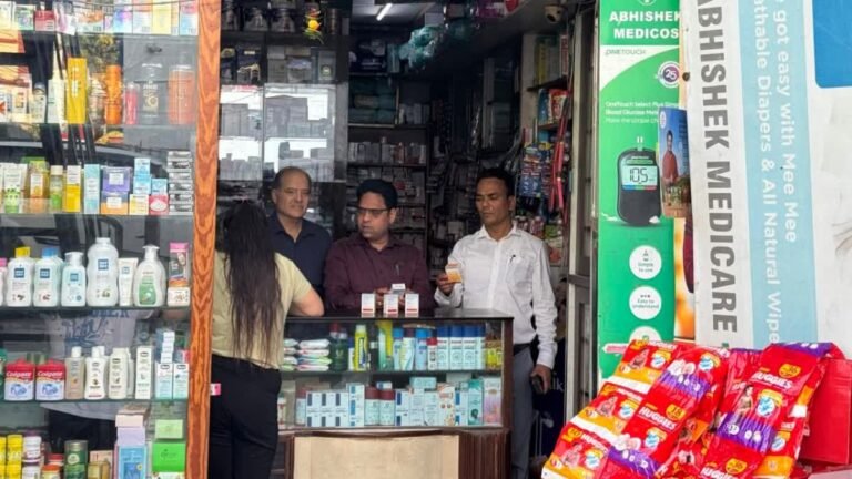 शिशु रोग अस्पतालों के मेडिकल स्टोरों पर छापेमारी, पीडियाट्रिक कफ सिरप किए गए जब्त