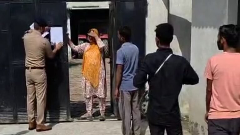 रुद्रपुर छात्रसंघ चुनाव फायरिंग मामला, फरार आरोपी के घर कुर्की का नोटिस चस्पा, सरेंडर की चेतावनी