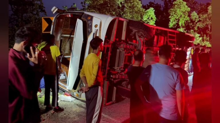 टनकपुर में बड़ा सड़क हादसा, सवारियों से भरी केमू बस पलटी, मची चीख पुकार