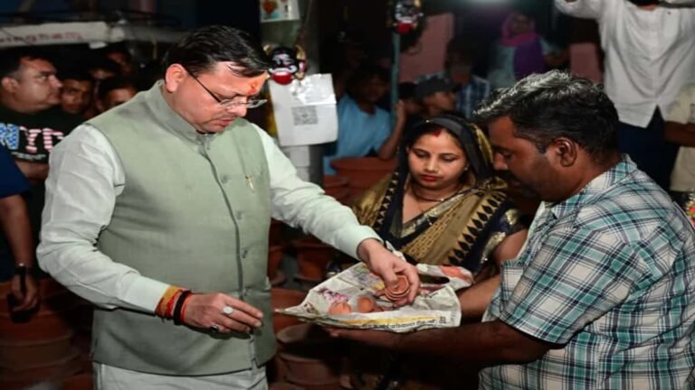 काफिला रोक कुम्हार से मिले सीएम धामी, खरीदे स्वदेशी प्रोडक्ट, मोदी संदेश को बढ़ाया आगे