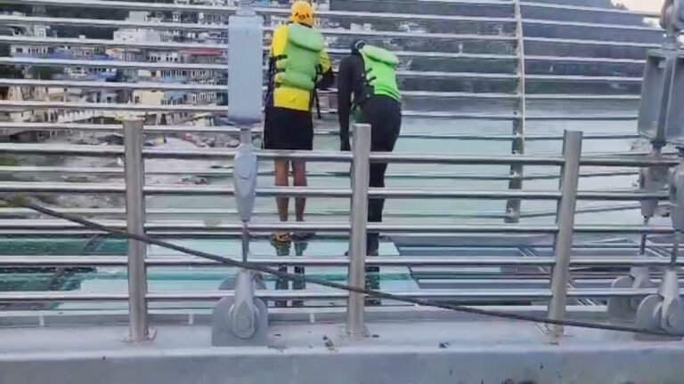 ऋषिकेश में निर्माणाधीन कांच के पुल से सीधे गंगा में गिरा पर्यटक, तलाश जारी