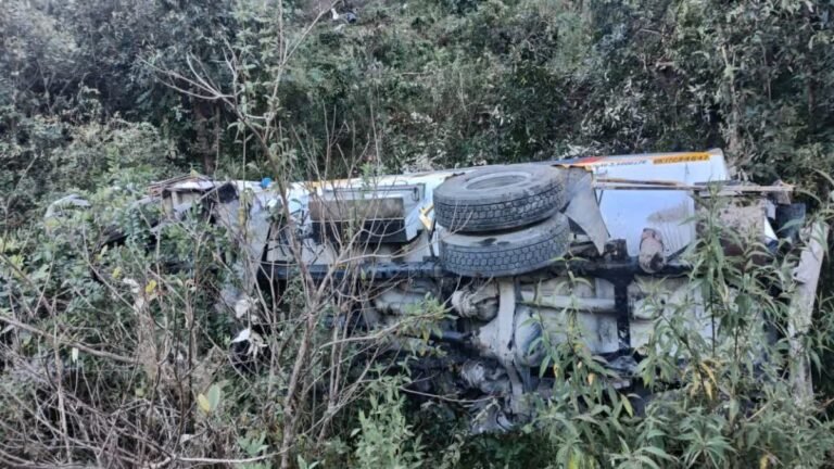 मसूरी में पेट्रोल-डीजल से भरा ट्रक गहरी खाई में गिरा, मचा हड़कंप