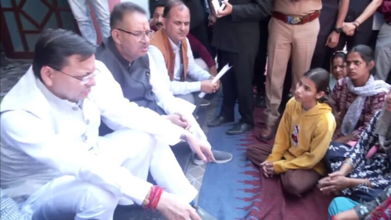 दीपावली पर आपदा प्रभावितों के बीच पहुंचे सीएम धामी, हर संभव मदद का दिया आश्वासन