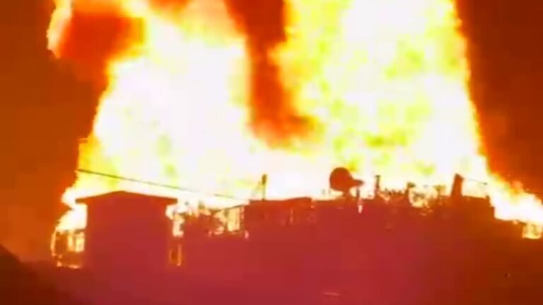 देहरादून निरंजनपुर मंडी में रॉकेट से दुकान में लगी आग, मची अफरा-तफरी