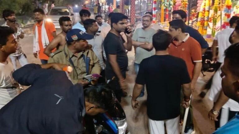 रुड़की में पटाखे चलाने को लेकर दो पक्षों में मारपीट, घर के मंदिर के दिये से लगी आग, मची अफरा तफरी