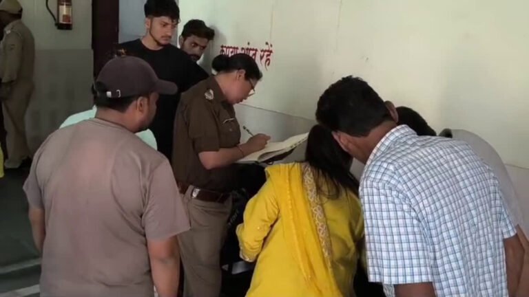 चंपावत में फिर सड़क हादसा, डिवाइडर से टकराकर पलटा मैजिक, कई लोग घायल