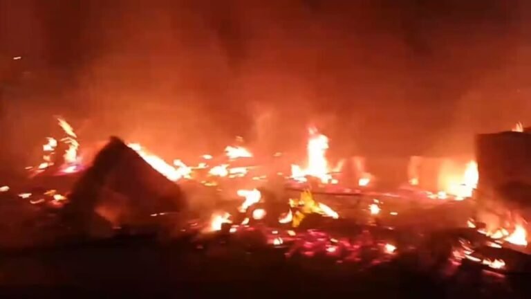 हल्द्वानी साकेत कॉलोनी में झोपड़ी में लगी भीषण आग, सिलेंडर फटने से मचा हड़कंप