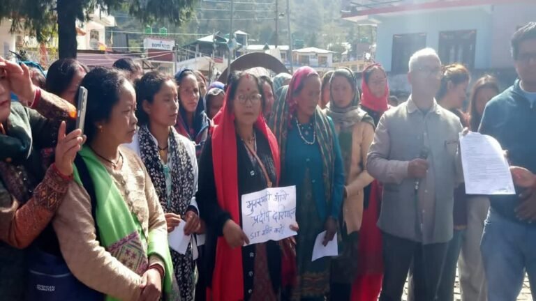 21 दिन से लापता प्रदीप का अभी तक नहीं लगा पता, लोगों को फूटा गुस्सा, मुनस्यारी में दिया धरना