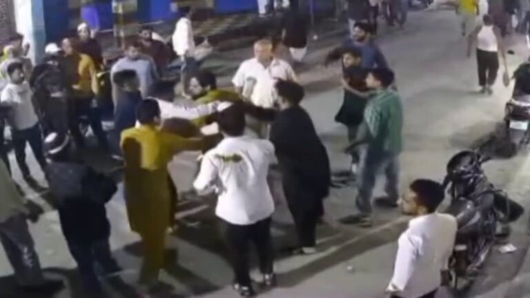 साइकिल से टक्कर लगने पर शख्स ने बच्ची पर बरसाए थप्पड़, घटना के बाद जमकर चले लाठी डंडे