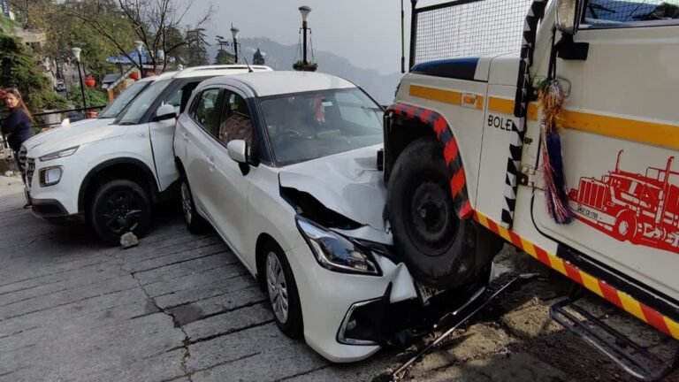 मसूरी में अनियंत्रित जीप ने तीन कारों और एक स्कूटी को रौंदा, बाल-बाल बचे पर्यटक, टला बड़ा हादसा