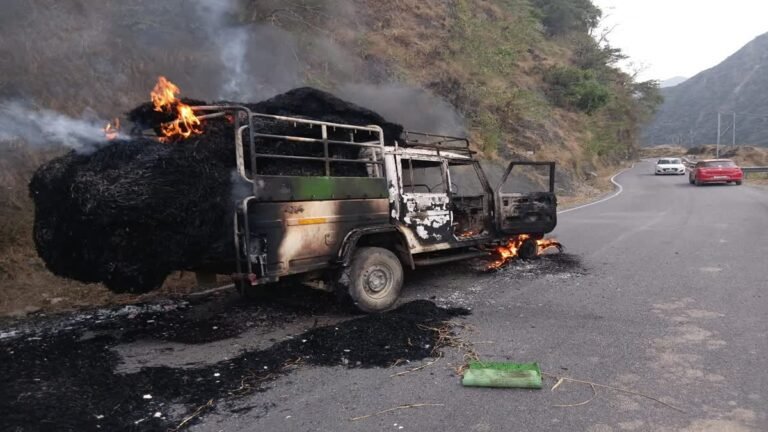 पराली से भरी चलती यूटिलिटी में लगी आग, दो लोगों ने कूदकर बचाई जान