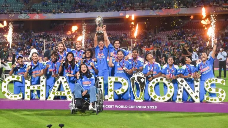 हिंदुस्तान बना विश्व विजेता, दक्षिण अफ्रीका को रौंदकर भारतीय छोरियों ने उठाई वर्ल्ड कप ट्रॉफी, शेफाली और दीप्ति ने बिखेरा जलवा