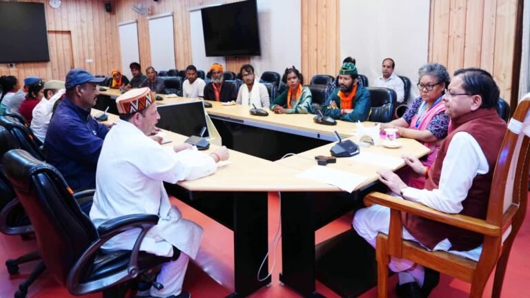 चौखुटिया में स्वास्थ्य सेवाओं को लेकर आंदोलन कर रहे लोगों से मिले सीएम धामी, आश्वासन में कही ये बातें