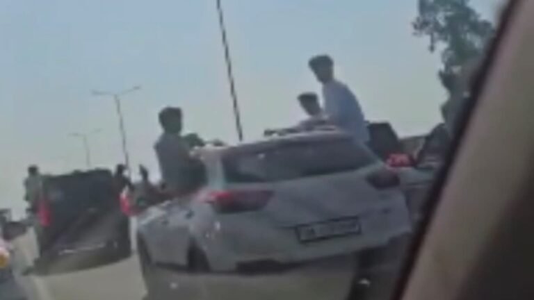 सड़क पर हुड़दंग मचा रहा था बारातियों का काफिला, पुलिस ने दिया ‘शगुन’