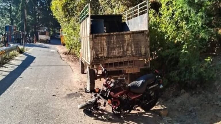 गोपेश्वर में भीषण सड़क हादसा, पिकअप से टकराई बाइक, दो किशोरों की मौत, 2 घायल