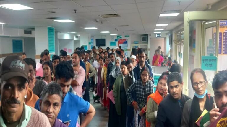 उपनल कर्मियों की हड़ताल से दून अस्पताल में चरमराई व्यवस्थाएं, OPD के बाद इमरजेंसी में भी लगी लंबी लाइन