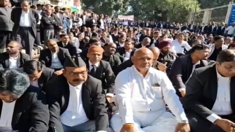 देहरादून में अधिवक्ताओं का प्रदर्शन, 2 घंटे सड़क को रखा जाम, चैंबर निर्माण की मांग पर बुलंद की आवाज