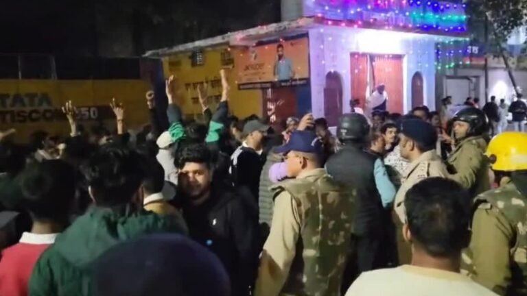 प्रतिबंधित पशु के अवशेष मिलने से हल्द्वानी में बवाल, पथराव और तोड़फोड़ के बाद पुलिस ने भांजी लाठियां