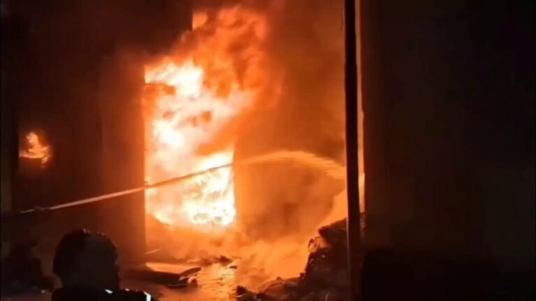 रामनगर में गैस गोदाम के सामने कबाड़ के गोदाम में लगी भीषण आग, बड़ा हादसा टला