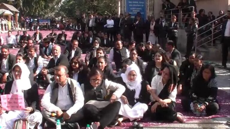 देहरादून में 8वें दिन भी वकीलों का धरना जारी, बार एसोसिएशन ने बनाई 15 सदस्यों समिति, DM-SSP से करेंगे मुलाकात