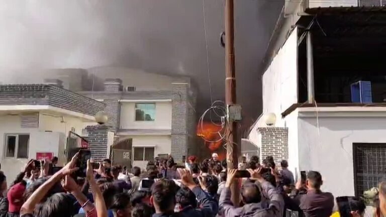 सेलाकुई परफ्यूम फैक्ट्री में लगी भयंकर आग, फायर ब्रिगेड ने संभाला मोर्चा