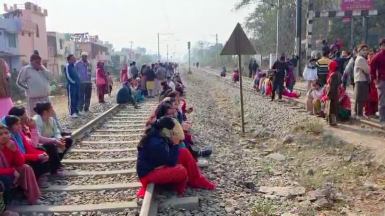 ऋषिकेश में वन भूमि चिन्हीकरण की कार्रवाई से खौफ, रेलवे ट्रैक पर बैठे सैकड़ों लोग