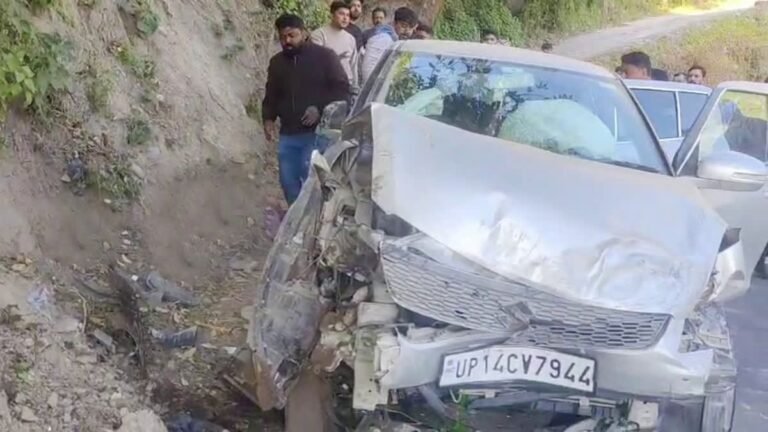 नैनीताल मार्ग पर वाहन दुर्घटना: पर्यटक महिला बुरी तरह चोटिल, अन्य यात्री भी प्रभावित