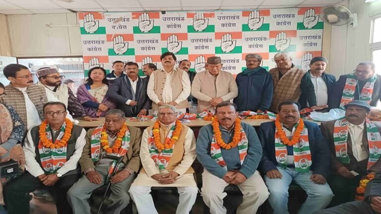 2027 विधानसभा चुनाव के लिए कुनबा बढ़ाने में लगी कांग्रेस, रिटायर्ड अफसरों ने ली पार्टी की सदस्यता