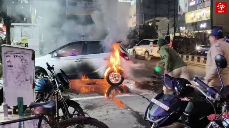 हरिद्वार: लोहड़ी के दौरान कार में लगी आग, 20 मिनट बाद पहुंची फायर ब्रिगेड, ट्रैफिक पुलिस ने दिखाया साहस