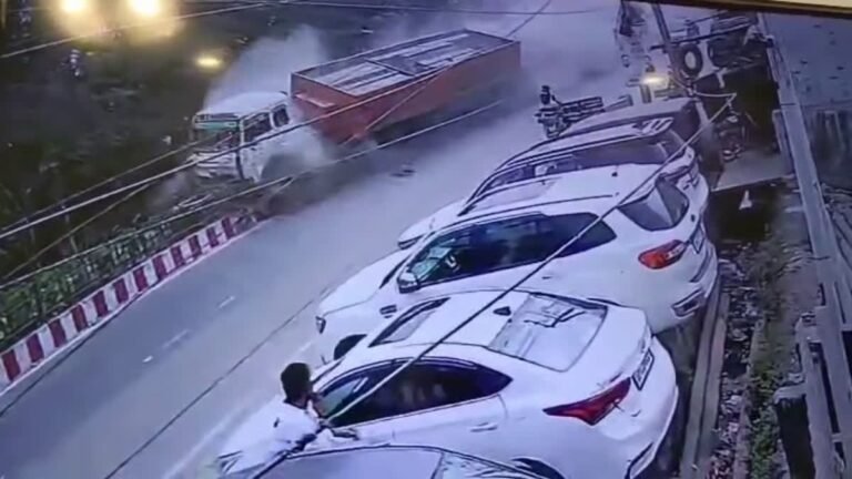 देहरादून में बड़ा हादसा: टायर फटते ही पलटा मार्बल से भरा ट्रक, स्कूटी सवार युवती घायल