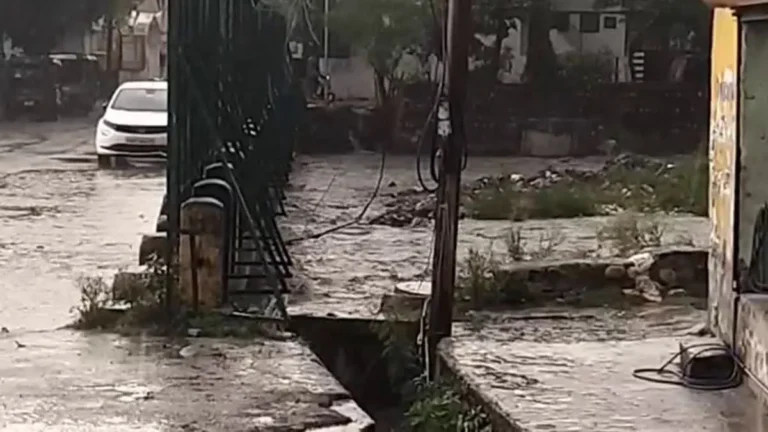 देहरादून में बारिश का कहर: कुछ ही मिनटों में शहर हुआ जलमग्न, रिस्पना नदी उफान पर