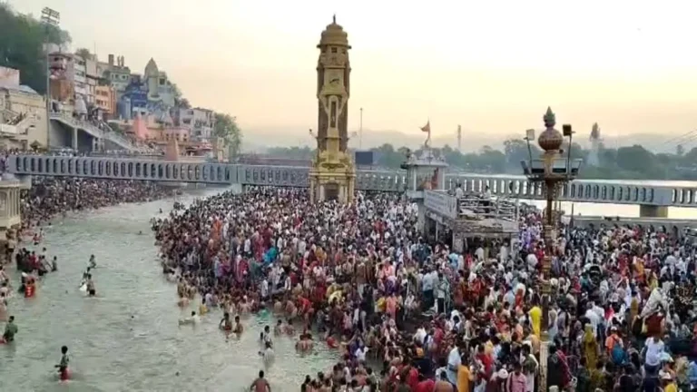 सोमवती अमावस्या पर धर्मनगरी में उमड़ा आस्था का जनसैलाब, ‘हर-हर गंगे’ जयघोष से गूंजे घाट