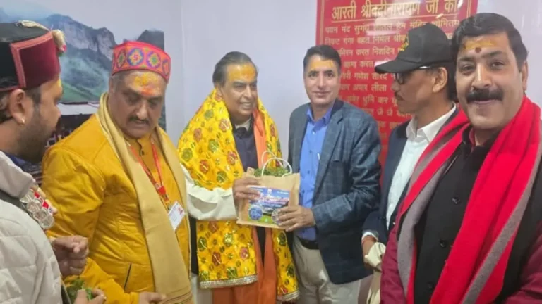 उद्योगपति मुकेश अंबानी ने किए बदरी विशाल के दर्शन, मंदिर समिति को 10 करोड़ रुपये दिए दान