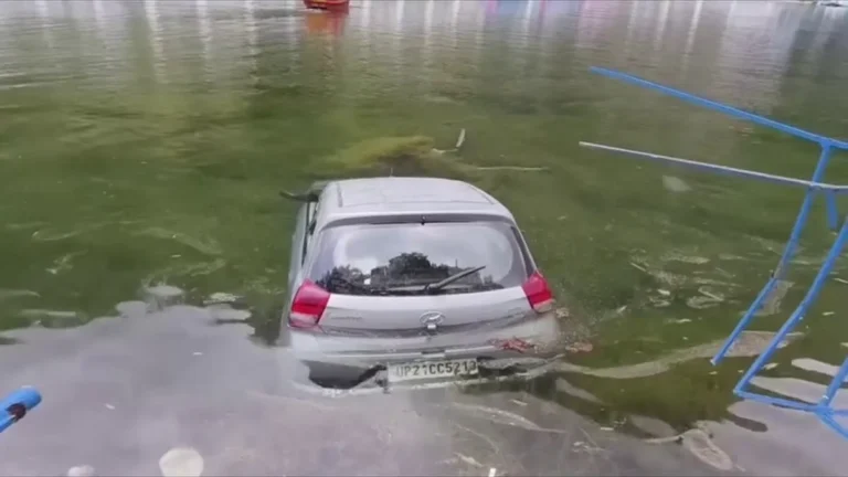 नैनीताल में बड़ा हादसा टला: पर्यटकों से भरी कार झील में गिरी, स्थानीय लोगों ने बचाई 4 जिंदगियां