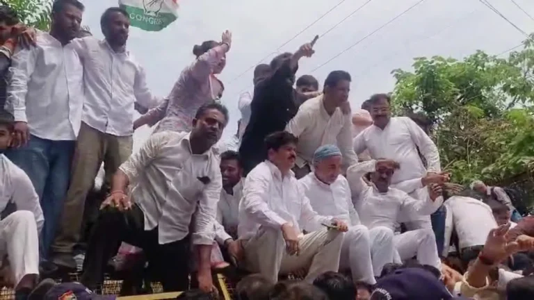 उत्तराखंड: भूमि घोटालों के विरोध में कांग्रेस का सचिवालय कूच, पुलिस से धक्का-मुक्की, गणेश गोदियाल समेत कई नेता हिरासत में
