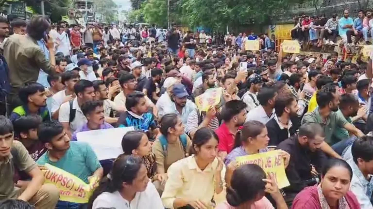 देहरादून में बेरोजगारों का सचिवालय कूच, पुलिस ने बैरिकेडिंग कर रोका, सड़क पर धरना