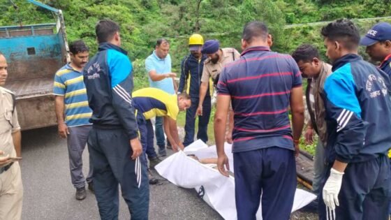 अल्मोड़ा: भतरोजखान में टेंपो ट्रैवलर दुर्घटनाग्रस्त, एक की मौत एक घायल