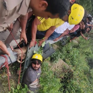 बड़ी खबर (देहरादून) मौत से जूझ रहे युवक को खाई से निकाल कर भेजा SDRF ने अस्पताल ।
