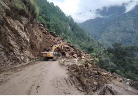 केदारनाथ हाईवे: जवाड़ी बाईपास पर भारी भूस्खलन, यातायात ठप