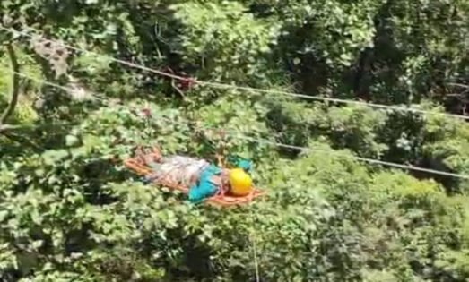 बारिश से टूटा संपर्क, एसडीआरएफ ने बीमार महिला को रस्सी के सहारे पार कराई नदी