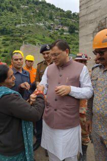 उत्तरकाशी: धराली आपदा में भाई-बहन के रिश्ते की अनोखी मिसाल, बहन ने फाड़कर साड़ी से सीएम धामी को बांधी राखी(वीडियो)